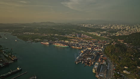 Vista-Panorámica-Aérea-V49-De-La-Ciudad-De-Panamá-Que-Captura-El-Puerto-De-Balboa,-El-Cerro-Ancón,-El-Paisaje-Urbano-Del-Centro-Y-El-Distrito-Histórico-Rodeado-Por-Un-Canal-De-Agua---Filmado-Con-El-Cine-Mavic-3---Marzo-De-2022