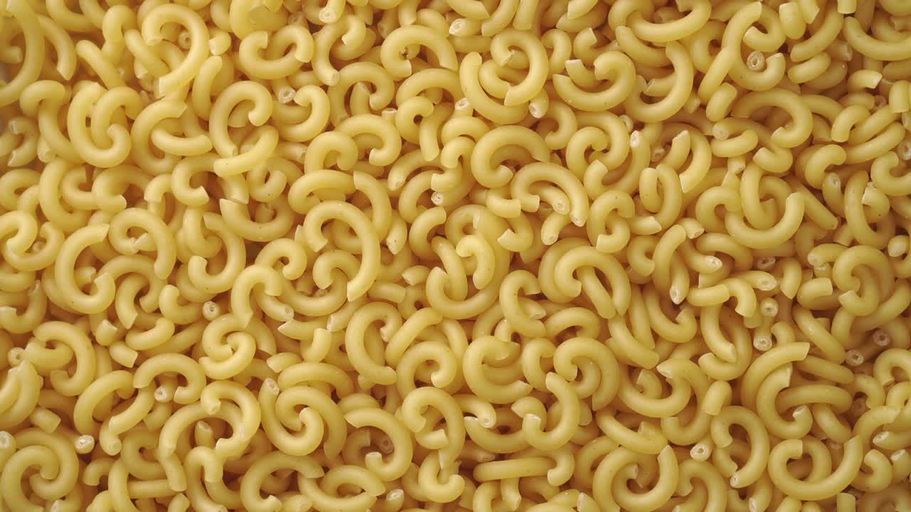 Sfondo astratto di un mucchio di pasta fresca gialla