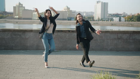 couple dancing in the city