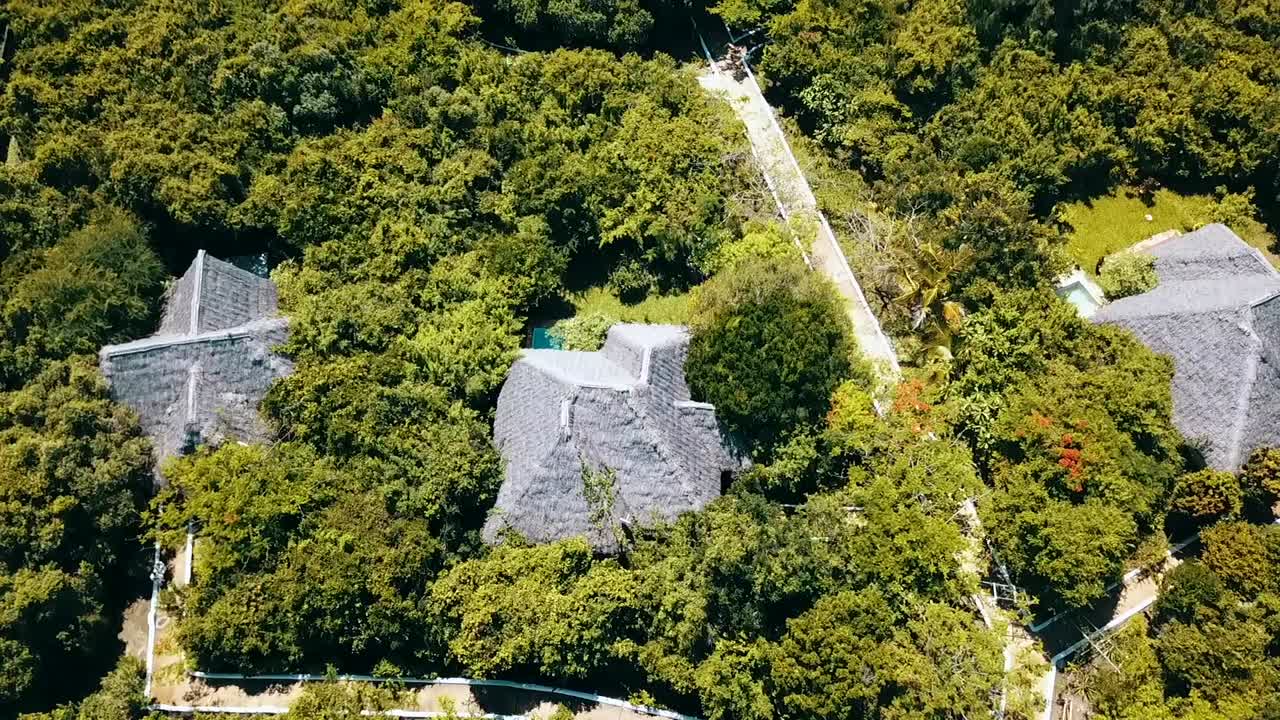 suave como la mantequilla, inclínelo lentamente hacia arriba y revele una toma de un dron de un resort de villa con piscina de lujo