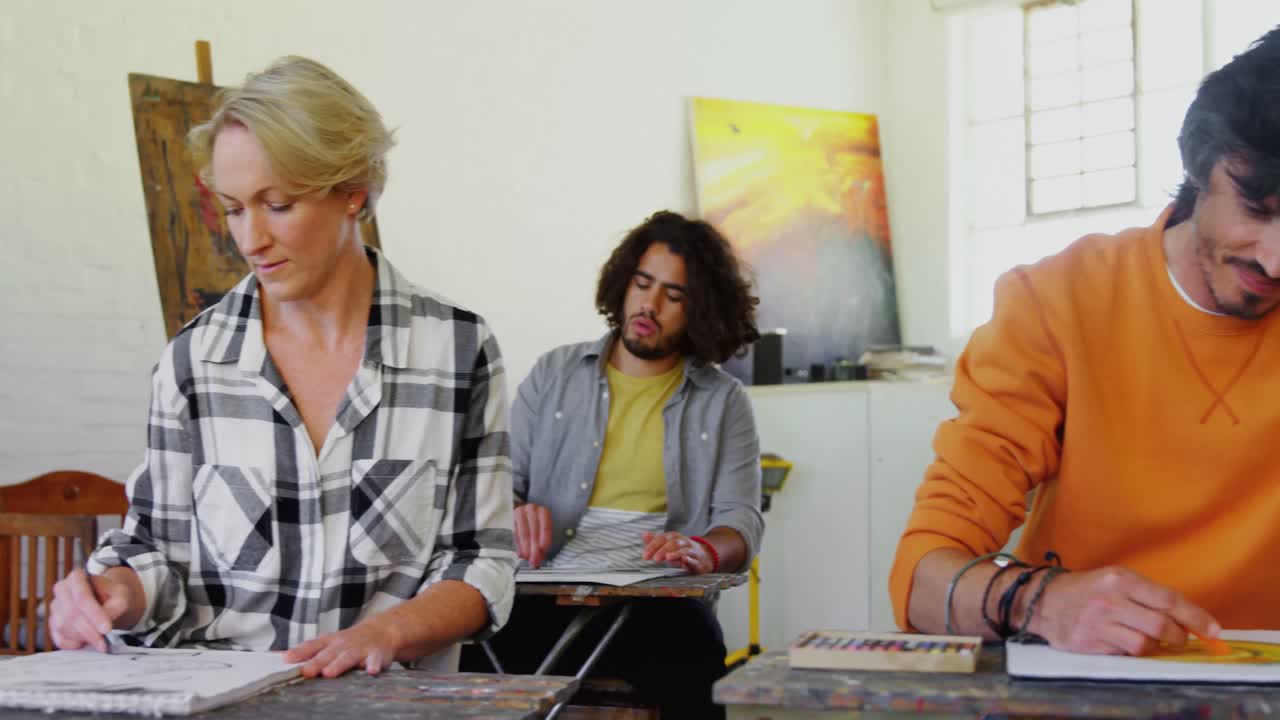 4k 캔버스에 그림을 그리는 예술가