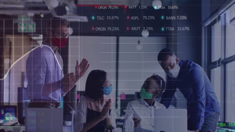 Animación-Del-Procesamiento-De-Datos-Financieros-Sobre-Diversos-Empresarios-Que-Usan-Máscaras-Faciales