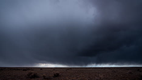 Lapso-De-Tiempo-De-Oscuras-Nubes-Tormentosas-Moviéndose-Sobre-El-Paisaje-Desértico,-Cambio-Climático,-Concepto-De-Calentamiento-Global