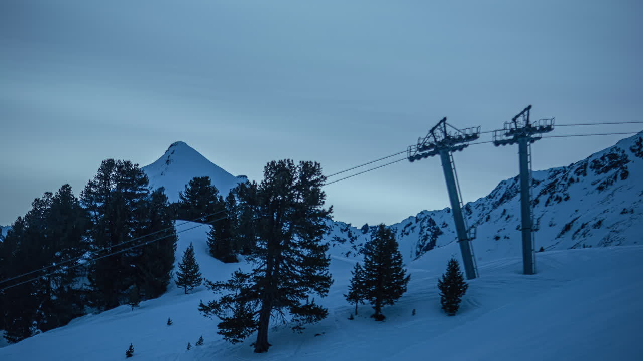 눈 덮인 산의 산길과 포르페트 기둥을 지나는 시간 경과
