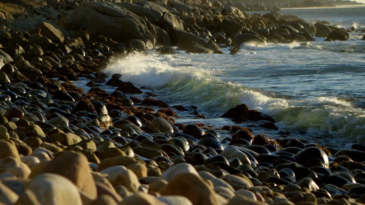 Vagues dans la mer par une journée ensoleillée 4k
