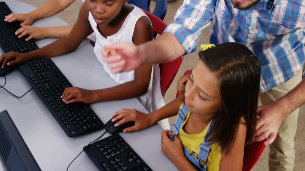 maestra ayudando a las escolares a aprender computadora