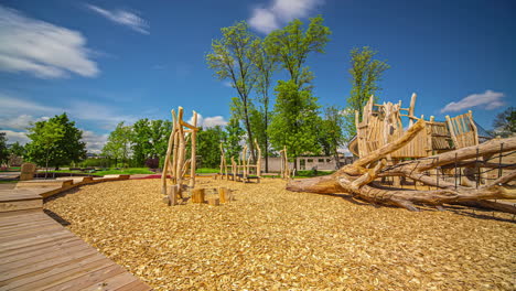 parque infantil de madera ecológico y respetuoso con el medio ambiente para niños en verano.