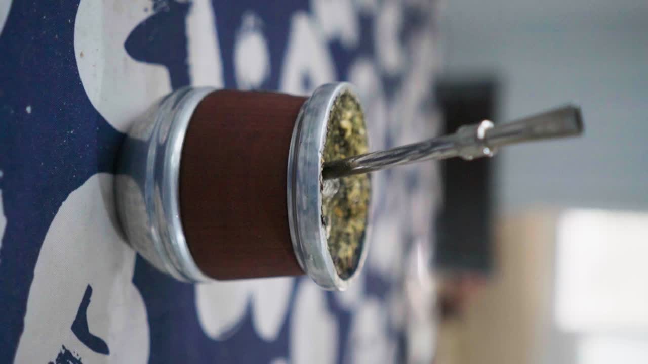 verter agua caliente sobre un mate, una bebida tradicional argentina