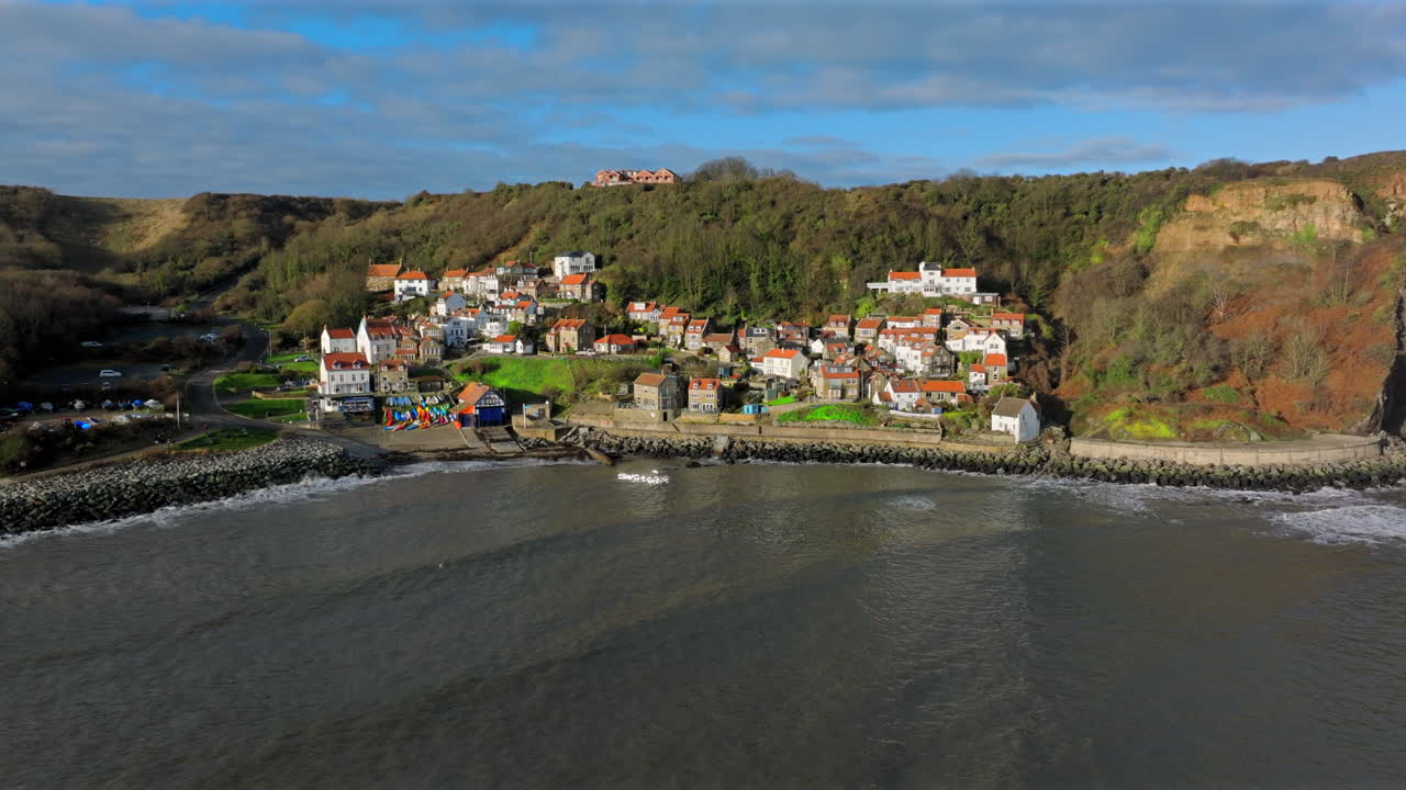 vista aérea de amplio ángulo de la bahía de runswick, pequeño pueblo costero de yorkshire.