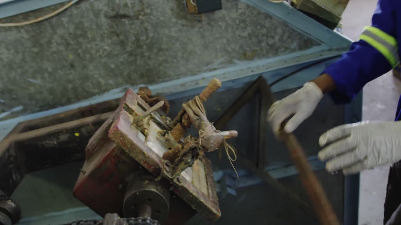 hombre de raza mixta trabajando en una fábrica