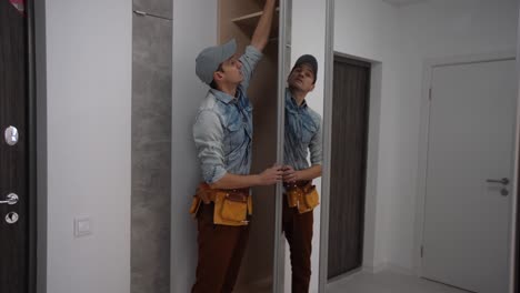 artesano instalando el armario, montando los muebles del gabinete para la ropa