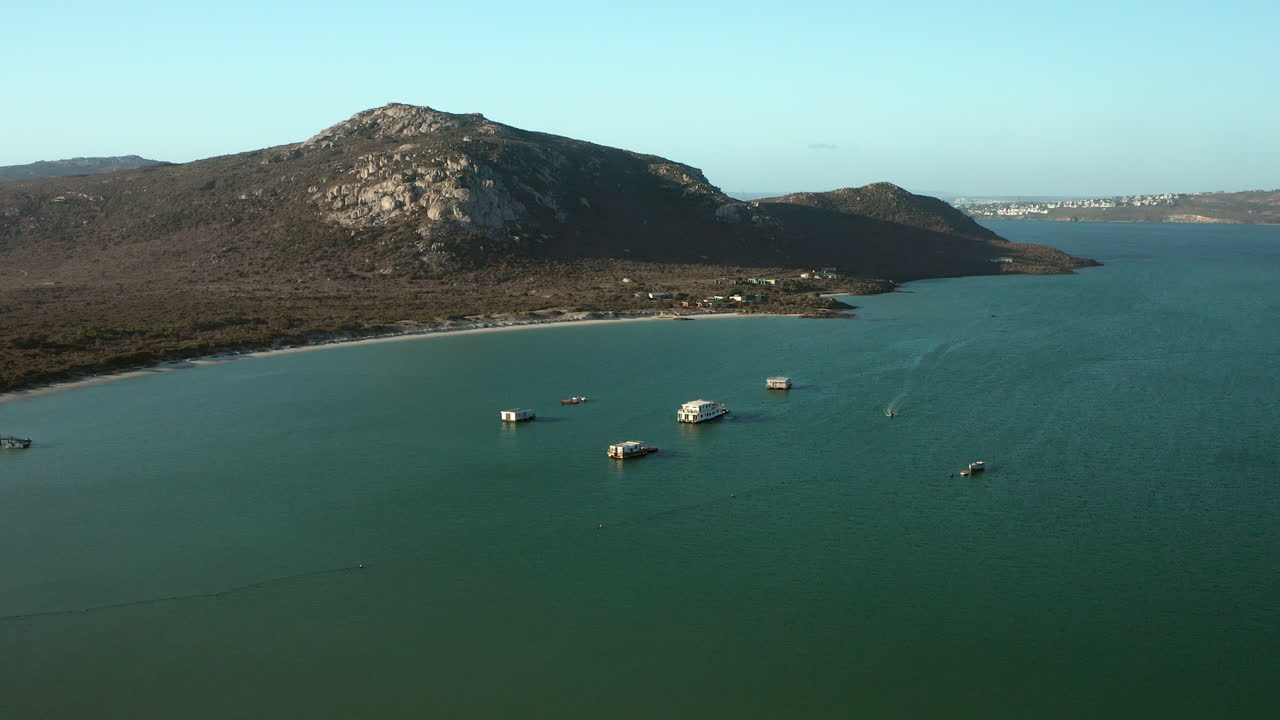 hermoso mar turquesa con barcos en el parque nacional de la costa oeste, sudáfrica - toma aérea de drones