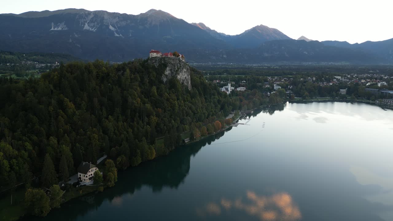 Sguardo verso il castello all'alba sul Lago di Bled in autunno