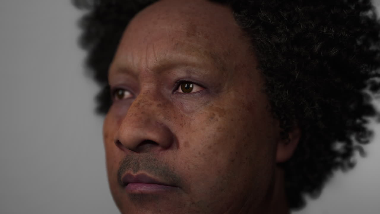 retrato de un anciano maorí en la oscuridad