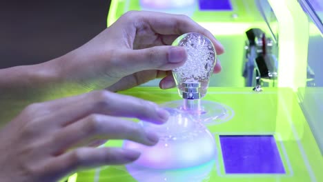 manos interactuando con la máquina de juego brillante