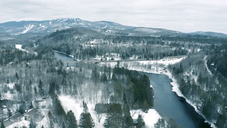 Winterlandschaft-–-Drohnenflug,-Heranzoomen-–-4K-–-Berge-–-Mont-Tremblant-Sequenz-010-012