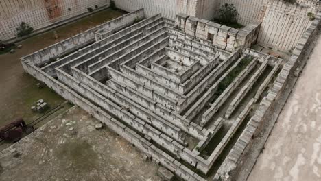 Drohnenflug-Im-Steinbruch-Des-Geometrischen,-Quadratischen-Lithica-Labyrinths-Auf-Menorca,-Spanien