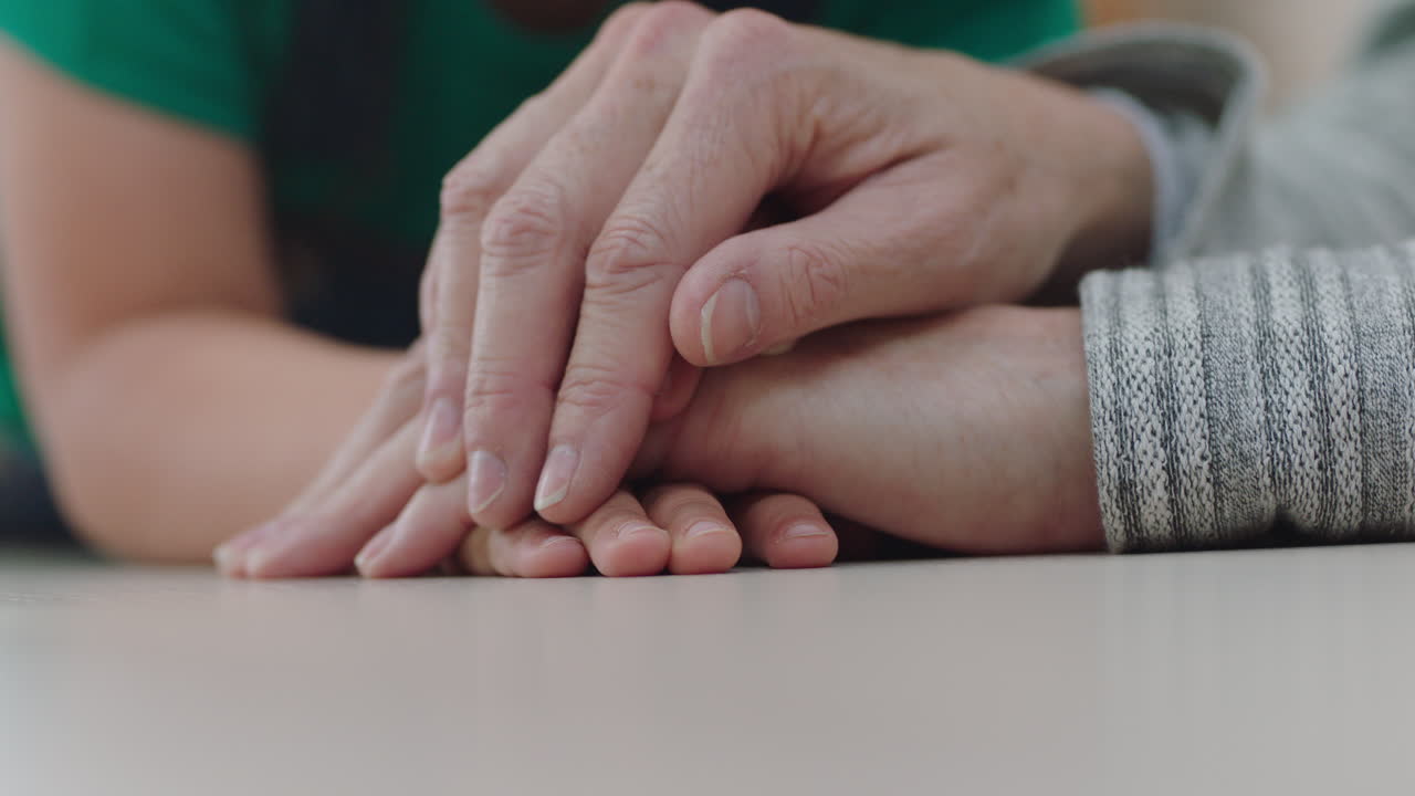 primer plano niño pequeño sosteniendo la mano de la abuela mostrando afecto niño amoroso mostrando compasión por la abuela disfrutando de la vinculación con el nieto concepto de familia 4k metraje