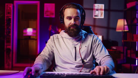 giocatore di esports che fornisce commenti coinvolgenti mentre combatte gli avversari