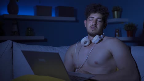 un joven deprimido y triste con problemas.