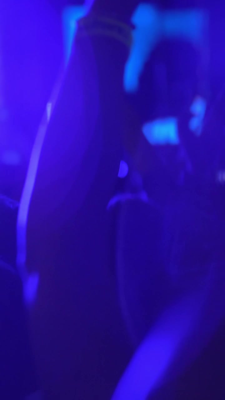 Un rallentatore di una folla che applaude a un concerto serale