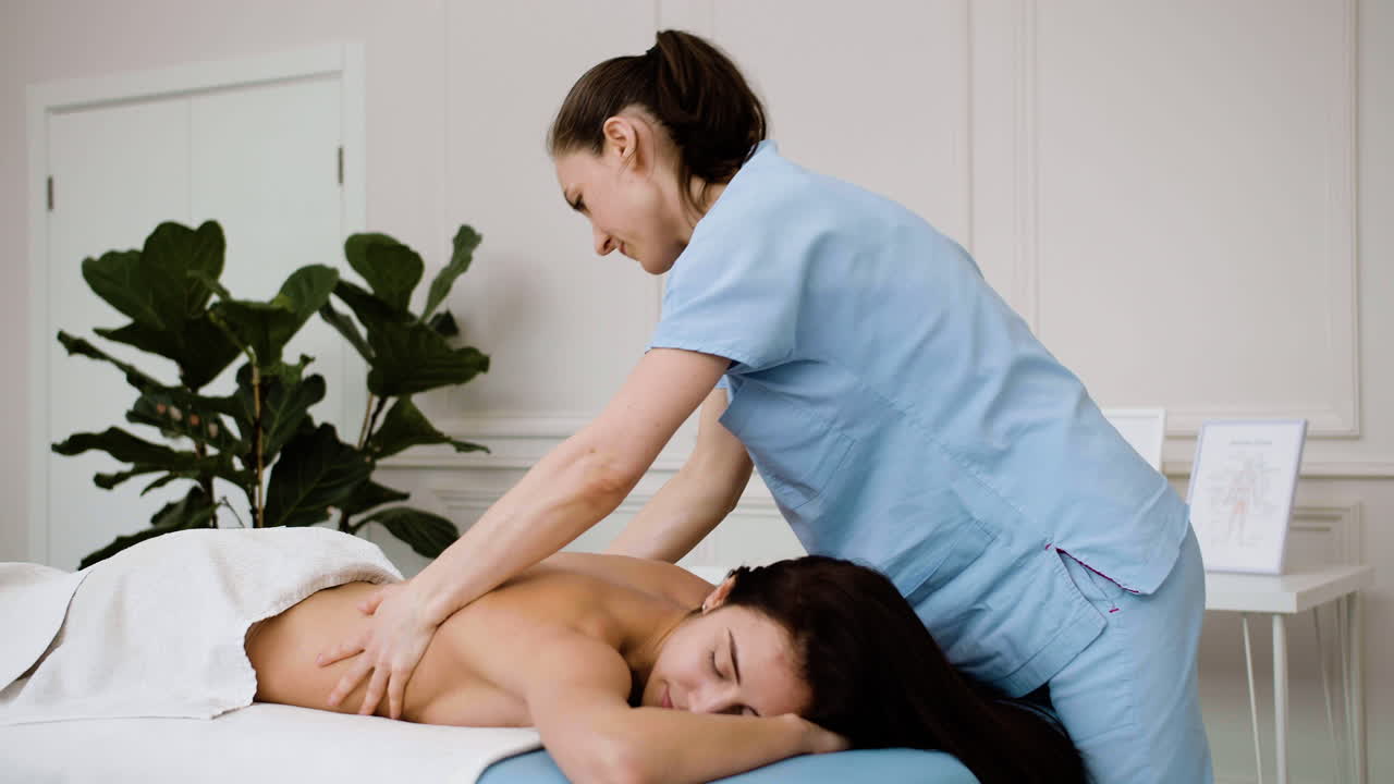 다리 마사지를 받는 여자