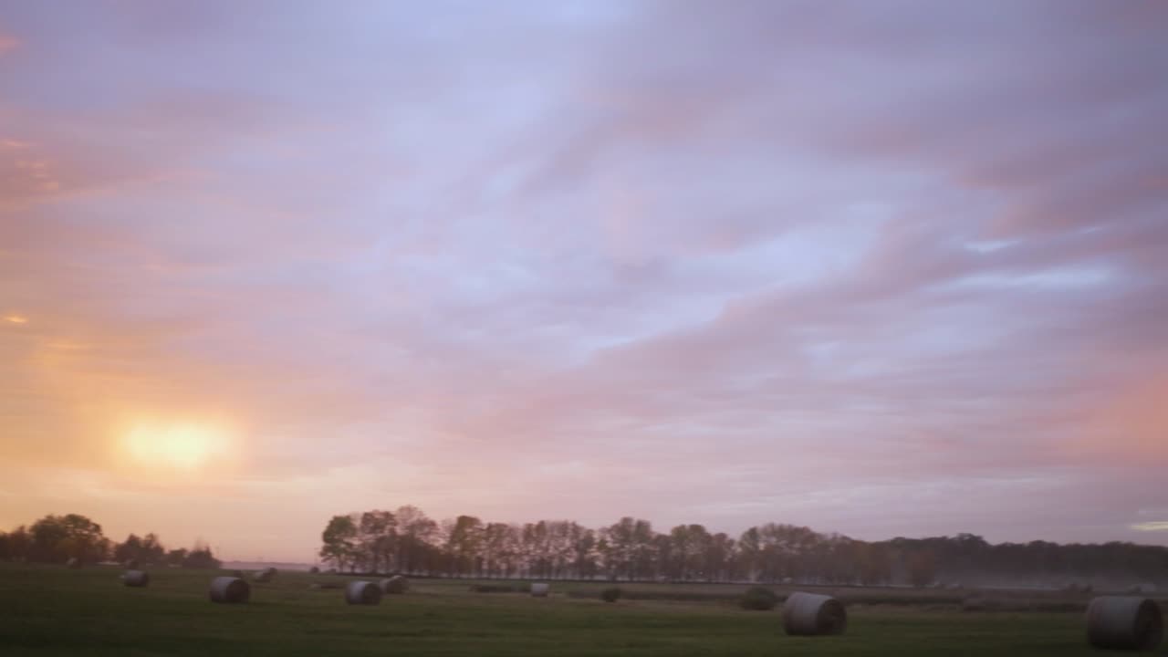 건초 bales 필드 위에 화려한 일몰