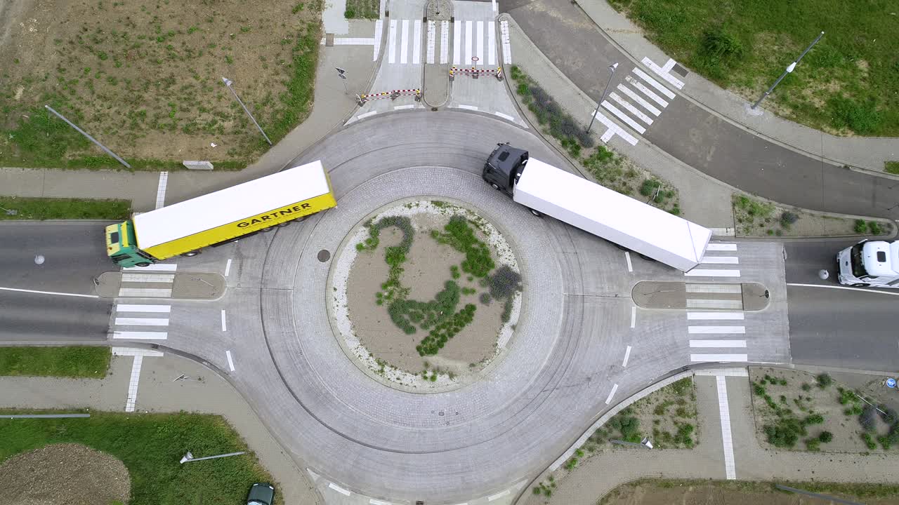 círculo de tráfico y camiones - vista aérea