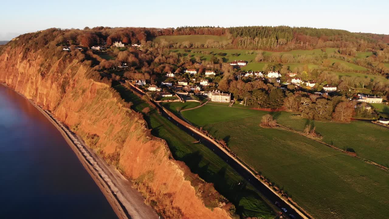 antena de la costa de sidmouth bañada por la luz dorada del amanecer en la mañana