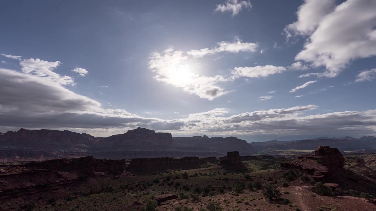 Timelapse di nuvole che si muovono sulle montagne di Capitol Reef, USA, in 4K