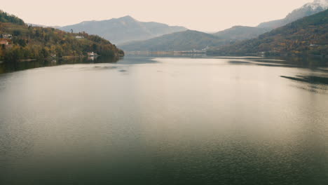 Drone-Vuela-Paralelo-A-Las-Aves-Sobre-El-Lago-Caldonazzo