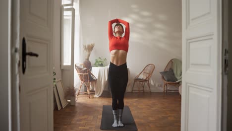 mujer practicando yoga en casa