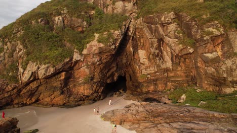 Gruta-Das-Encantadas,-Ilha-Do-Mel,-Paranaguá,-Paraná,-Südbrasilien,-Höhle,-Insel,-Sonnenaufgang,-Sonnenlicht