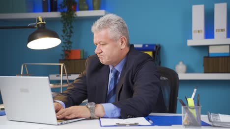 el hombre de negocios que encuentra una idea se vuelve feliz.