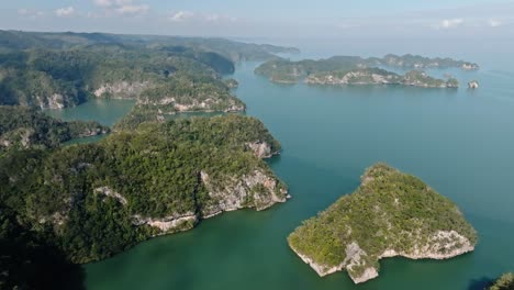 toma cinematográfica que muestra hermosas islas de manglares en el parque nacional los haitises, república dominicana - vista aérea