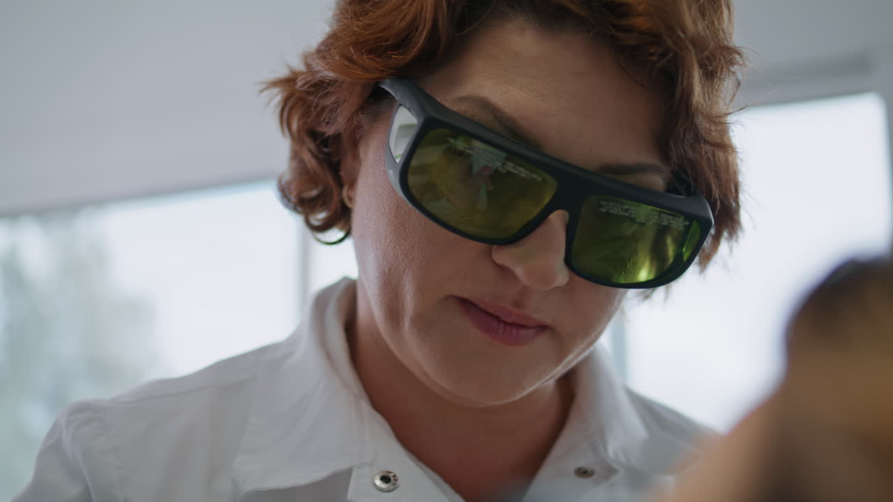 cosmetólogo profesional haciendo el procedimiento de cuidado de la piel en la clínica de belleza de cerca.