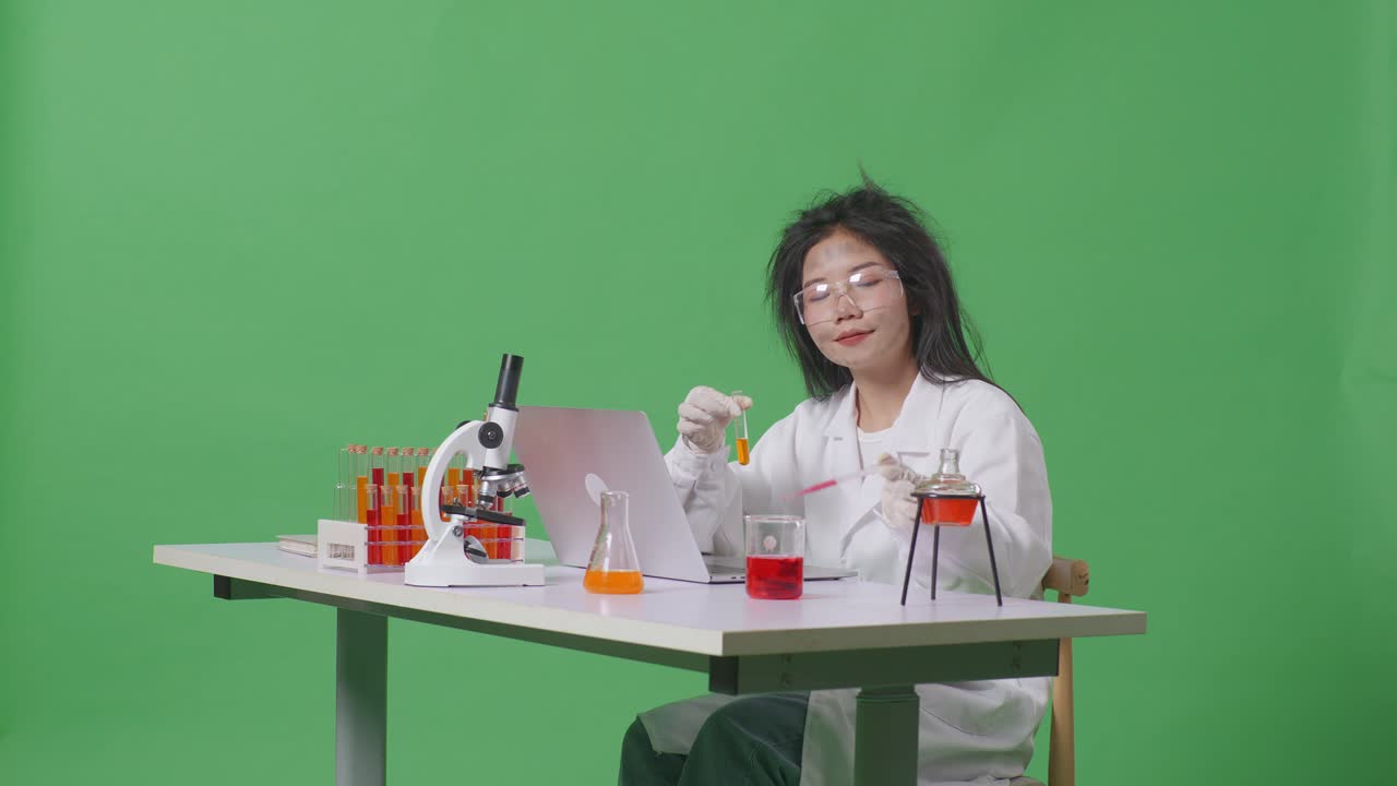 실험실에서 일하는 과학자