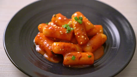 palito de pastel de arroz coreano en salsa picante - tteokbokki