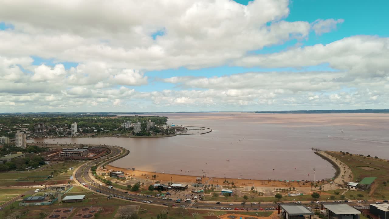 Playa El Brete in Posadas, Misiones, Argentina, featuring the majestic Rio Paran&aacute; as a grand backdrop, creating a stunning riverside scene