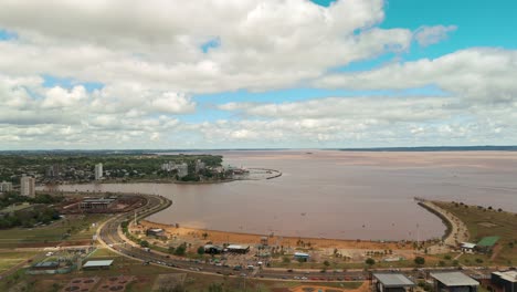 Playa-El-Brete-En-Posadas,-Misiones,-Argentina,-Con-El-Majestuoso-Río-Paraná-Como-Gran-Telón-De-Fondo,-Creando-Una-Impresionante-Escena-Ribereña