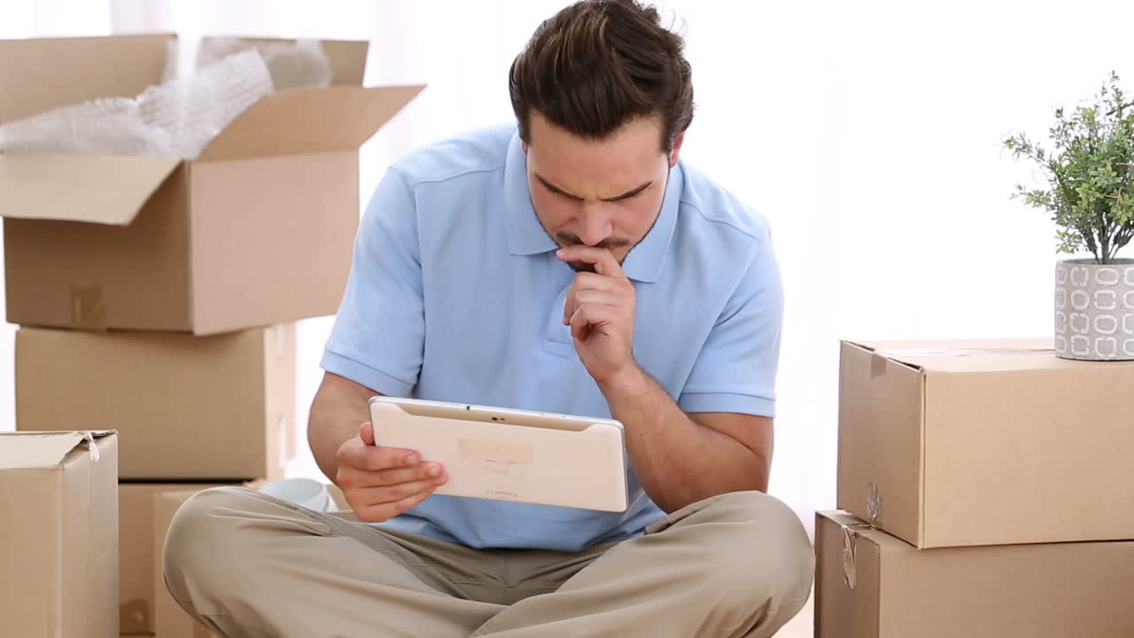 디지털 태블릿을 사용하는 매력적인 남자