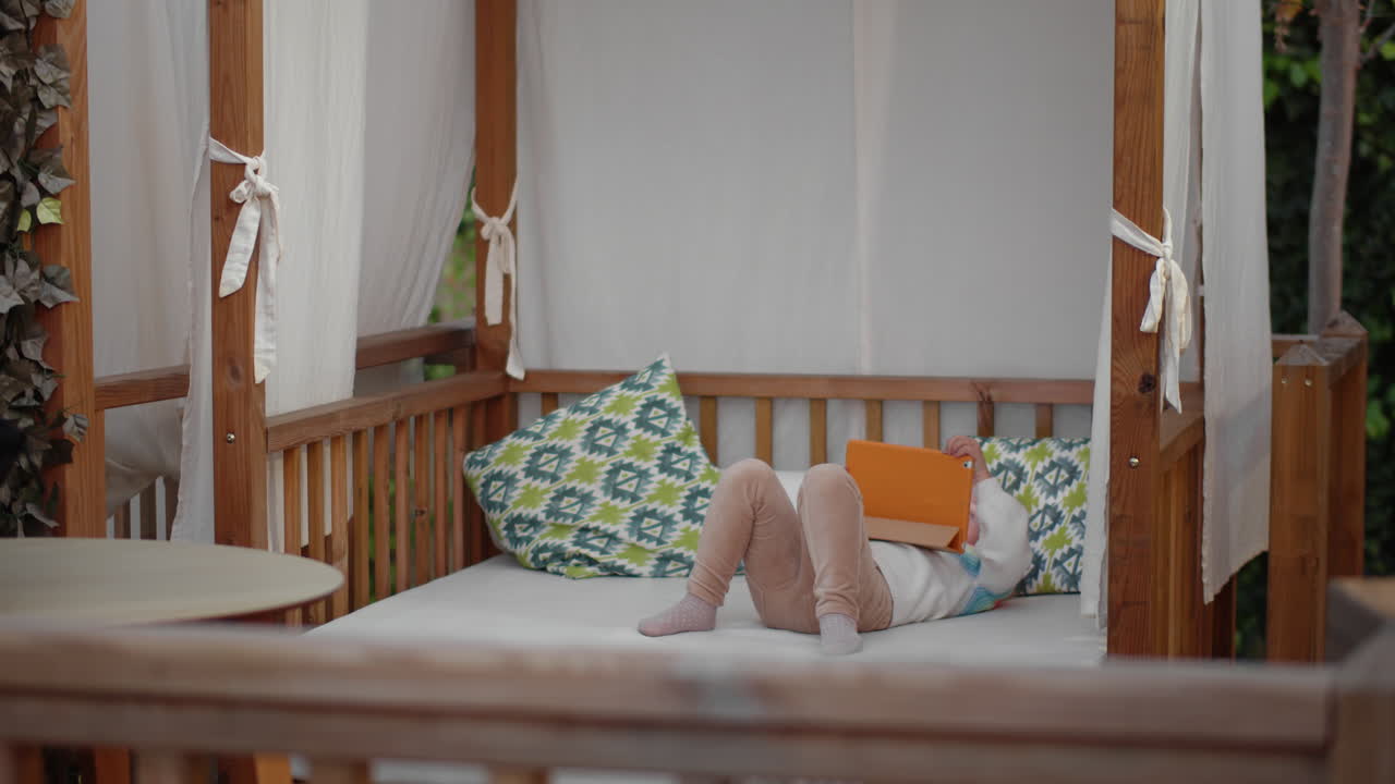 어린 소녀가 노트북으로 놀고 있다