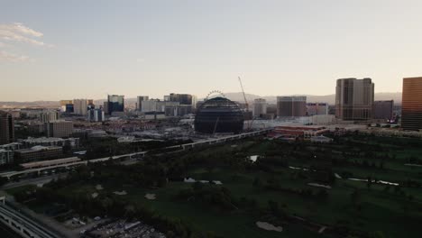 imágenes aéreas de drones orbitando la franja de las vegas desde el este durante la puesta de sol de 2022