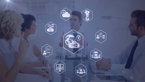 animación de iconos digitales girando y sobre diversos empresarios discutiendo juntos en la oficina.