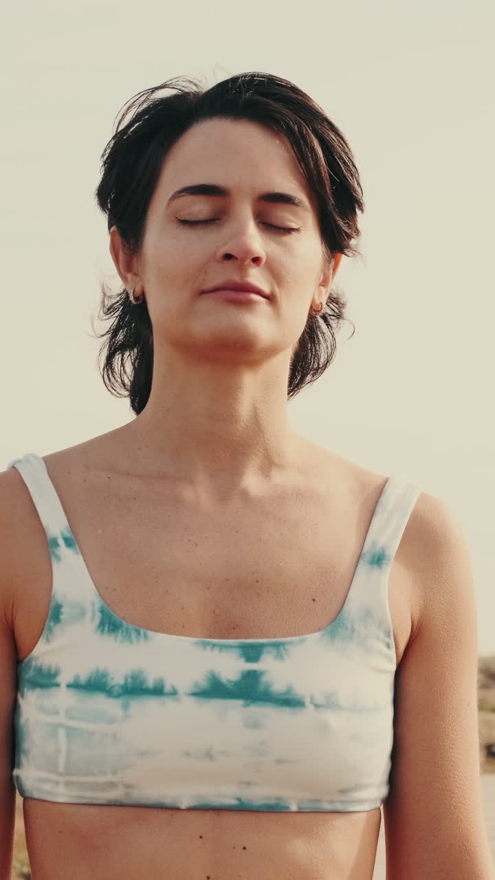 Primo piano di una donna che medita all'aperto con gli occhi chiusi
