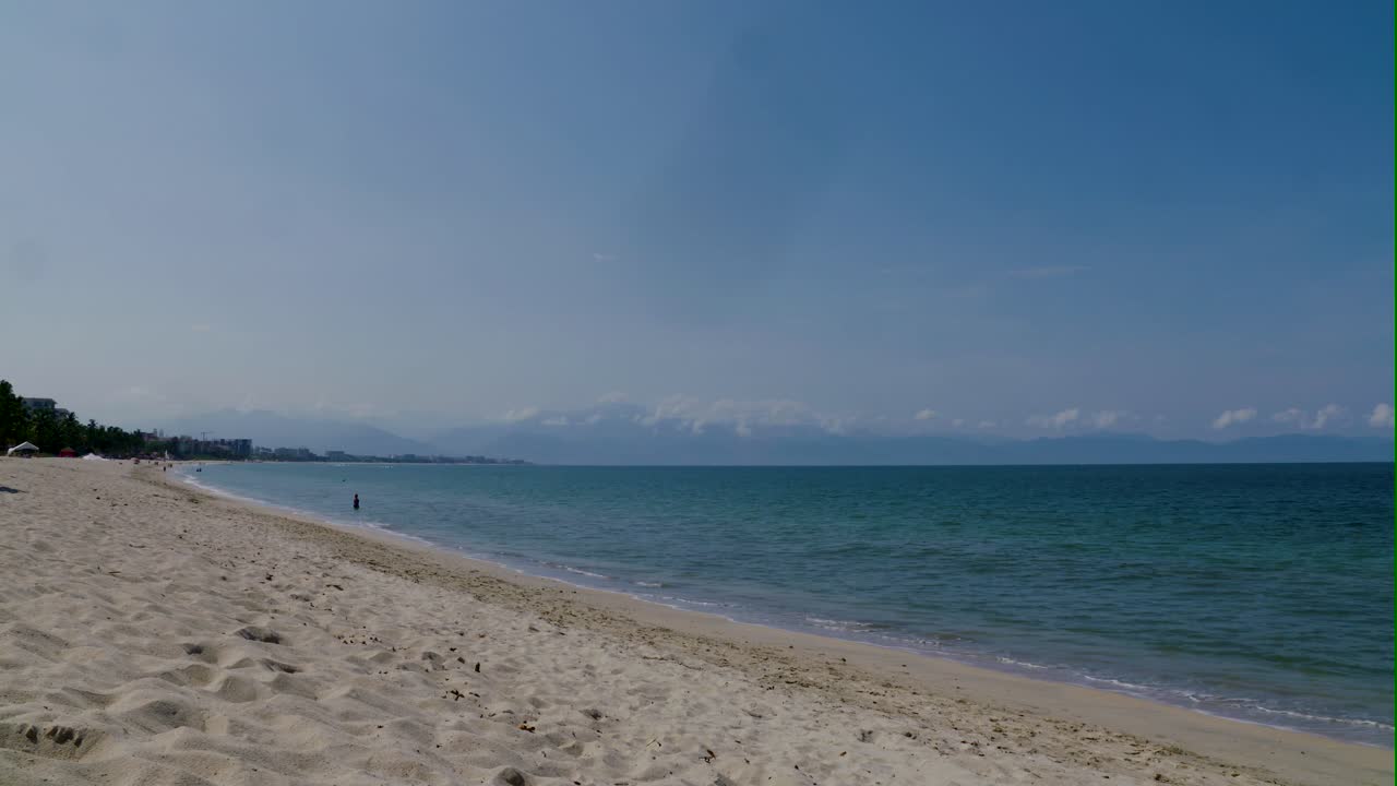 bucerias 멕시코의 해변 풍경에 부서지는 잔잔한 파도