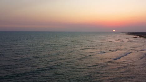 Paisaje-Escénico-De-La-Puesta-De-Sol-En-El-Horizonte-Horizonte-Maravillosa-Noche-Toma-Aérea-La-Vista-Amplia-Pacífico-Viaje-Marino-Mar-Océano-Aventura-Crepúsculo-En-El-Puerto-Isla-De-Hormuz-Icónica-Atracción-Turística-De-Qatar