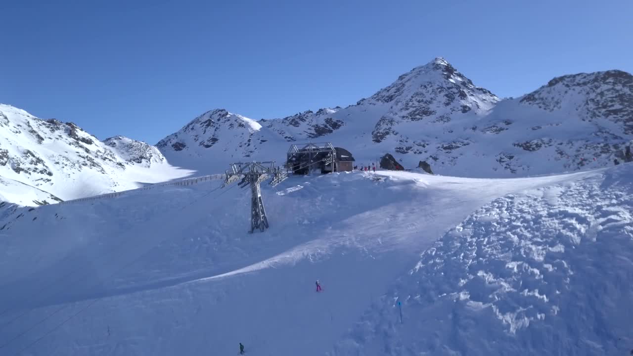 volando desde la estación de góndola de val thorens, en los alpes franceses