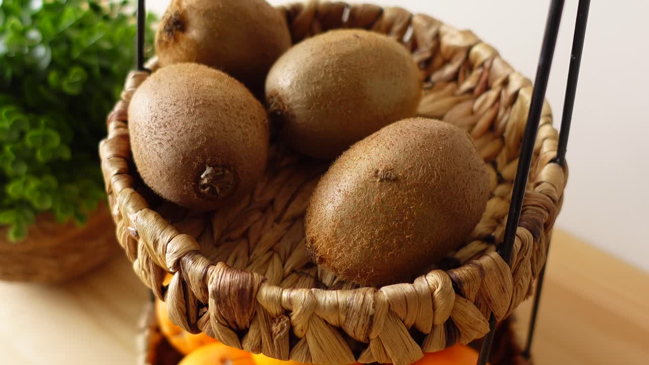 fruta de kiwi en una exhibición de canasta tejida