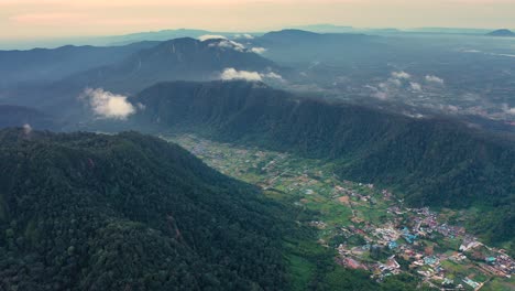 vista aérea del pueblo en el valle junto al monte sibayak en el norte de sumatra, indonesia